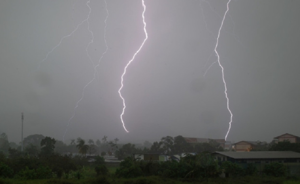 Thunderstorm alert for KL and nine states until 8pm, MetMalaysia warns of heavy rain and winds In a statement today, MetMalaysia indicated that the severe weather is expected to hit Perlis, Kedah, Perak (Larut, Matang and Selama, Hulu Perak, Bagan Datuk, Hilir Perak, Batang Padang and Mualim) and Terengganu (Kuala Nerus, Hulu Terengganu, Kuala Terengganu, Marang and Dungun). — Bernama pic