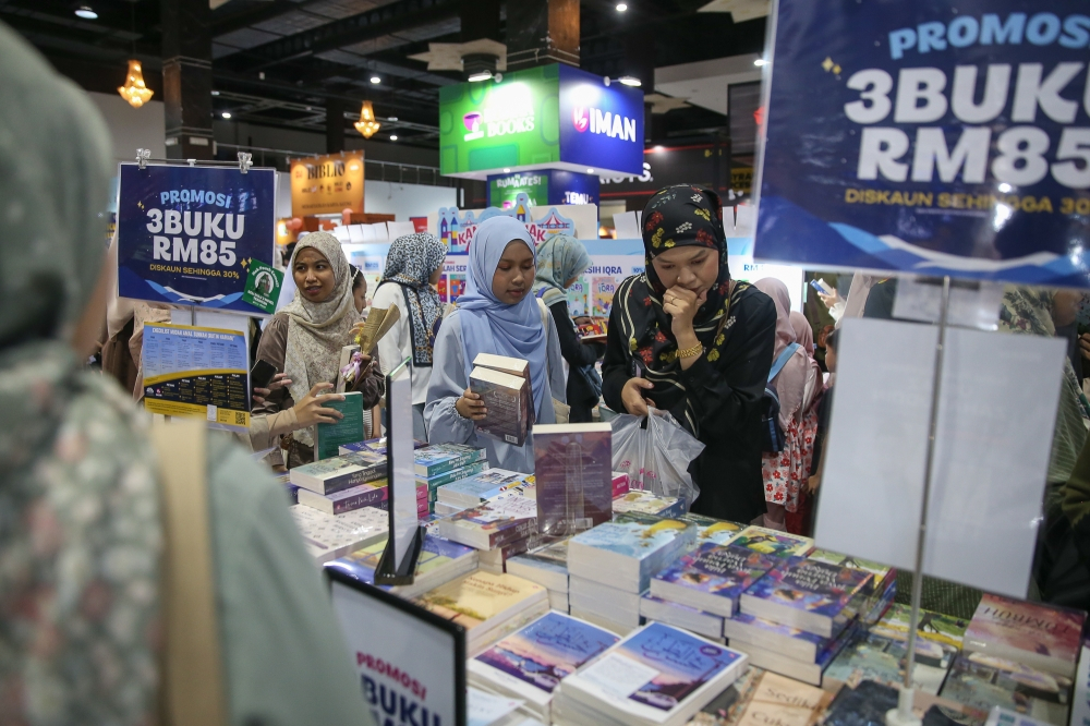 Madani book vouchers: 2.2 million students get RM100 each tomorrow Visitors browse book dispplayed at the Iman Publication booth during KLIBF 2025. — Picture by Yusof Mat Isa