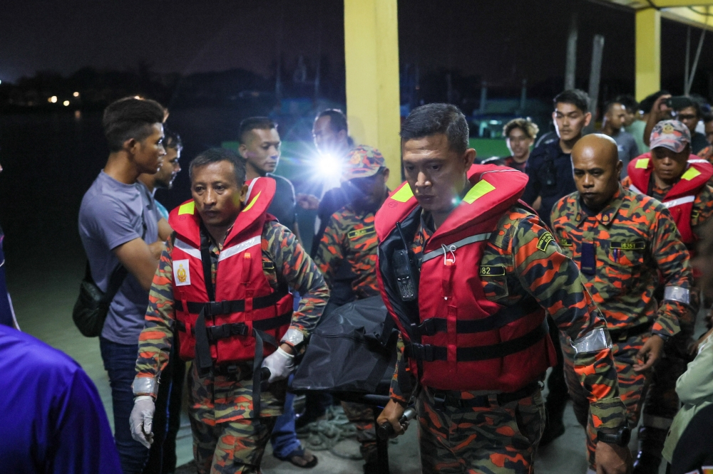 Squid jigging trip turns tragic after boat capsizes off Kuala Terengganu, leaving one dead One person died, three were injured and eight others were rescued after a squid jigging boat capsized about nine nautical miles off Dataran Kuala Nerus last night. — Bernama pic