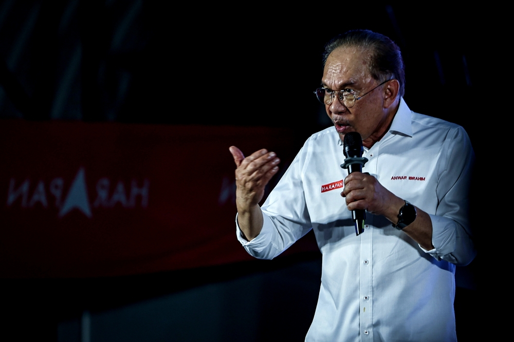 Anwar says federal govt saddled with Felda’s nearly RM1b annual debt Prime Minister Datuk Seri Anwar Ibrahim said the federal government is now saddled with Felda’s nearly RM1 billion annual debt, as a direct result of past administrative failures. — Bernama pic