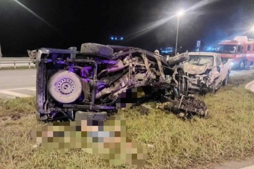 Three men killed in 4WD collision at ‘P’ turning on Pan Borneo Sarikei-Sibu stretch Three men were killed while another suffered minor injuries in a crash involving two four-wheel drive vehicles at a ‘P’ turning along the Pan Borneo Sarikei-Sibu Highway last night. — Picture courtesy of Fire and Rescue Department