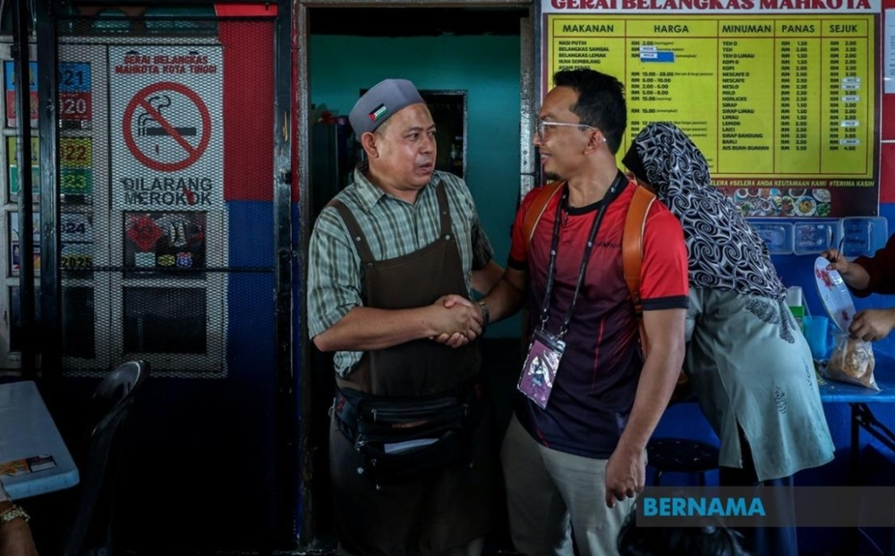Johor polls: Pakatan’s Pasir Raja candidate courts youth and Felda settlers using hybrid approach Pakatan Harapan candidate for the Pasir Raja state constituency, Mohd Fakharuddin Moslim is using a so-called hybrid strategy to win over voters with just four days left before polling day for the Johor state election. — Bernama pic