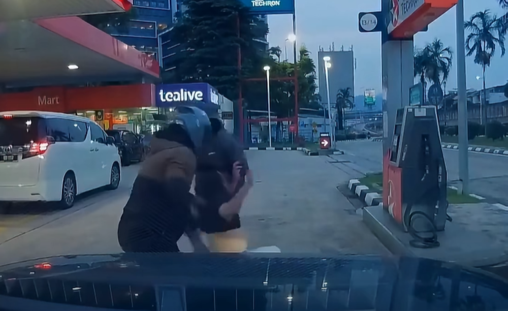 ‘I have no enemies, do not owe loan sharks money’: Youtuber baffled by petrol station assault YouTuber and football critic Azizurrahman Zakaria says he has no enemies and cannot explain why two men assaulted him in Bandar Sri Damansara. — Screengrab via social media