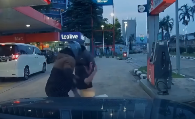 ‘I have no enemies, do not owe loan sharks money’: Youtuber baffled by petrol station assault YouTuber and football critic Azizurrahman Zakaria says he has no enemies and cannot explain why two men assaulted him in Bandar Sri Damansara. — Screengrab via social media