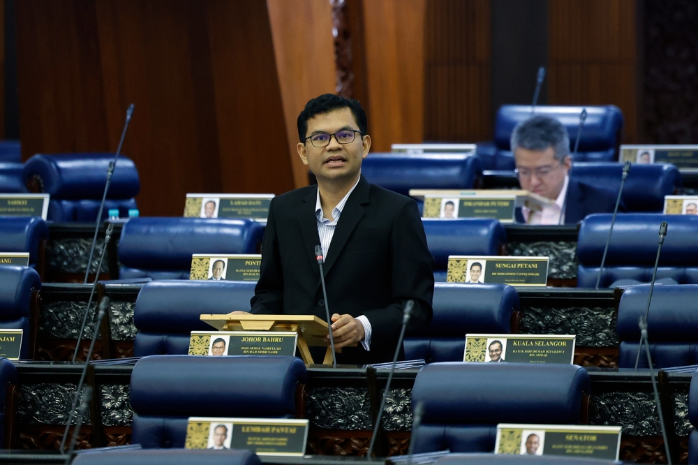 Malaysia’s working poor under pressure as living costs outpace income growth, says economy minister Economy Minister Akmal Nasir Nasrullah says rising living costs continue to pressure low-income households and the working poor despite higher average household income. — Bernama pic
