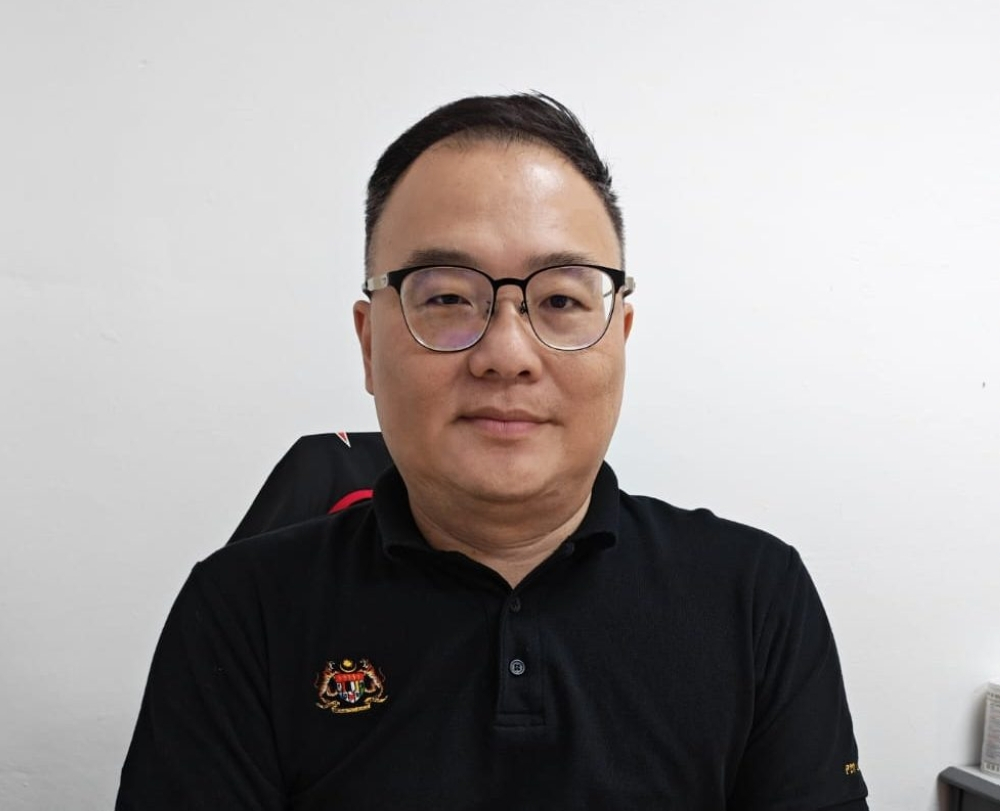 DAP man questions absence of AirBorneo direct Sibu-Kuching flights Sarawak DAP committee member Stanley Chiew has questioned why AirBorneo has yet to introduce direct flights between Sibu and Kuching despite expanding other routes. — The Borneo Post pic