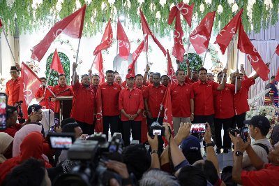 Bersatu clashes with PAS, Parti Wawasan in eight Negeri Sembilan seats Bersatu president and founder Tan Sri Muhyiddin Yassin with party leaders and supporters at the launch of the Negeri Sembilan Bersatu election machinery in Nilai on July 17, 2026. — Bernama pic