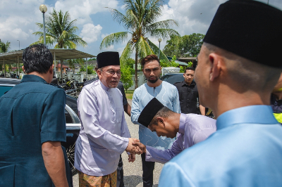 Anwar: Govt mindful many Malaysians, MSMEs still struggling despite Q2 GDP growth beating forecasts Prime Minister Datuk Seri Anwar Ibrahim greets members of the public while attending lunch at Masjid Kuarters KLIA in Nilai today. — Bernama pic