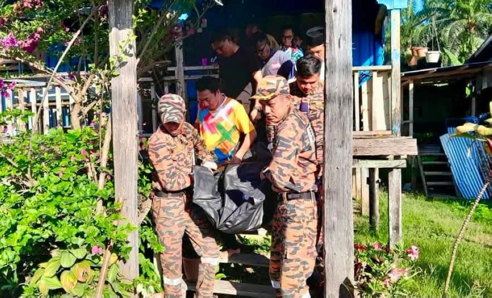 Father’s body found in Sabah river hours after crocodile attack witnessed by teenage son Firefighters carry the body of 57-year-old Rusli Mardin after it was found about 500 metres downstream from where he was reportedly attacked by a crocodile while washing a boat with his teenage son in Kampung Batu Putih, Kinabatangan. — Bomba pic