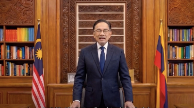 PM Anwar calls on the people to share views via his AI avatar (VIDEO) In a post on Facebook, Datuk Seri Anwar Ibrahim said that through the initiatives and efforts he has put forward, he wants to continue to listen to and work on the hopes of young people, the sacrifices of parents, the elderly and the voices of the people who yearn for a much better future. — Facebook screenshot