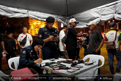 DBKL seizes equipment, issues 19 compounds against unlicensed photographers in KLCC area The local authority said it issued 19 compound notices to Malaysians found operating photography services without permission and seized 28 items of equipment, including mobile phones, with seven of the seizures involving foreign nationals. — Picture from Facebook/DBKL
