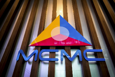 N. Sembilan polls: MCMC activates centre to track telecoms issues In a statement, MCMC said the public could report issues involving mobile and internet coverage, telecommunications service quality, service disruptions and online content related to 3R issues (religion, race and the royal institution). — Picture by Choo Choy May