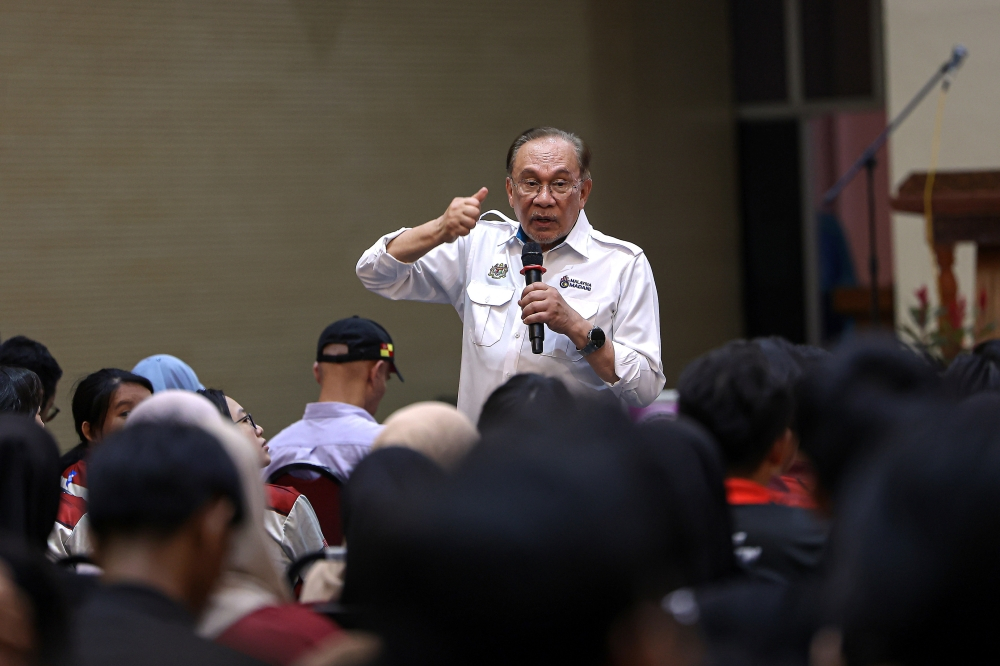 Anwar calls on N. Sembilan voters to give Pakatan fresh mandate for stability Prime Minister Datuk Seri Anwar Ibrahim speaks at the Jelajah Rakan Muda @ Paroi Negeri Sembilan 2026 programme at the Negeri Sembilan Youth and Sports Complex in Seremban, July 22, 2026. — Bernama pic