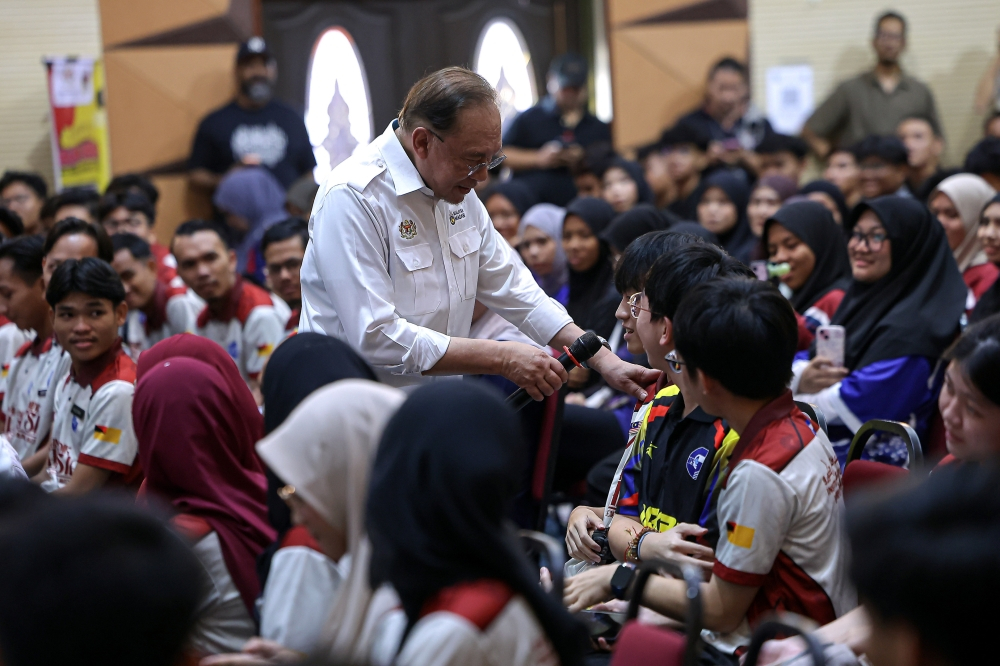 Anwar: Matriculation intake balances merit and support for disadvantaged students Prime Minister Datuk Seri Anwar Ibrahim chats with students during the Jelajah Rakan Muda @ Paroi Negeri Sembilan 2026 programme at the Negeri Sembilan Youth and Sports Complex in Seremban, July 22, 2026. — Bernama pic