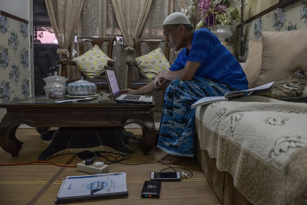 Eligible civil servants to work three days in office, two days from home under new hybrid policy File picture of a man working from home during phase three of the movement control order in Shah Alam April 15, 2020. The Public Service Department (JPA) said in a Human Resource Services Circular that eligible officers must attend the office three days a week, with the remaining two days designated for working from home (WFH) according to an approved schedule. — Picture by Miera Zulyana