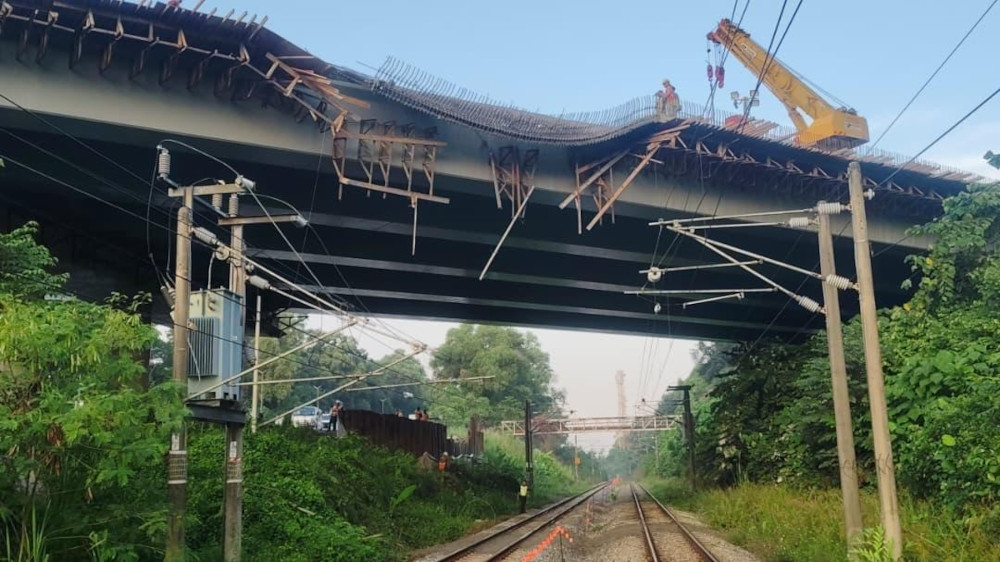Batang Benar construction incident disrupts KTM Komuter, ETS services in N. Sembilan KTMB said the incident involved bridge construction works by a contractor appointed by the Public Works Department (JKR) for a wayleave project. — Picture courtesy of KTMB