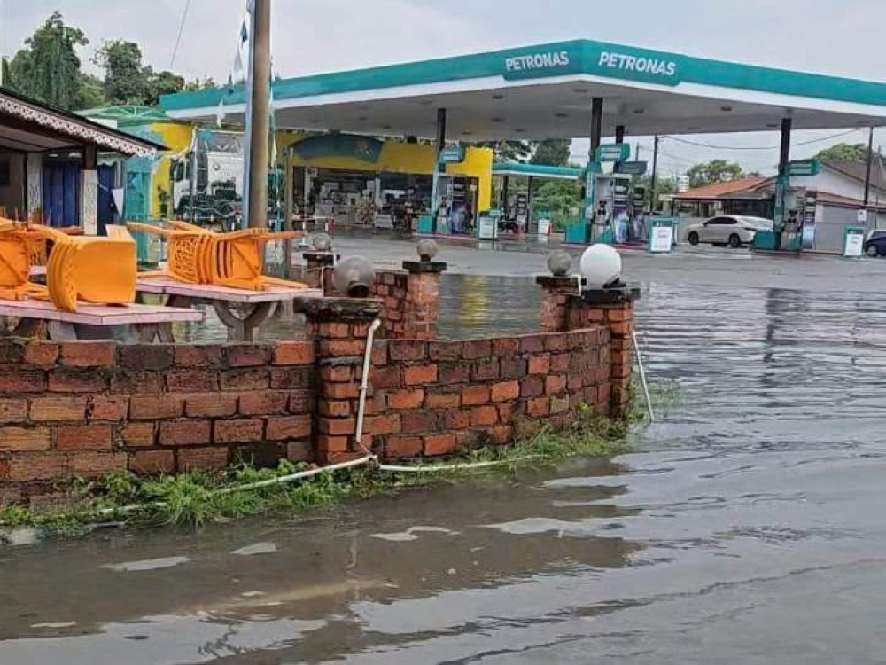Temporary shelters house families in flood-stricken Melaka Tengah and Jasin The Social Welfare Department (JKM) Disaster Info Portal reported that the victims are being housed at the Pantai Kundor State Legislative Assembly. — Picture via Facebook/Bakri Jamaluddin
