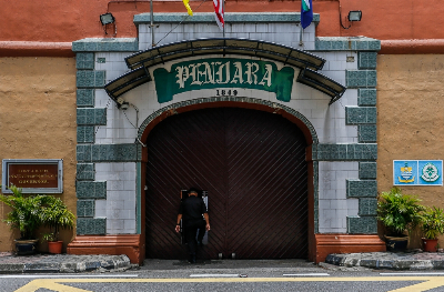 Home Minister: Prisons Act amendments aim to protect prison officers, not grant them immunity File picture of the Penang Prison at Jalan Penjara, Penang on August 26, 2019. — Picture by Sayuti Zainudin