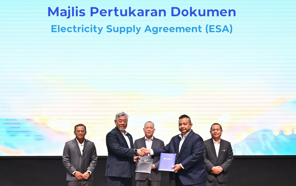 TNB, Air Selangor sign agreements to strengthen critical infrastructure The ESA and CESA agreements were exchanged by TNB President/Chief Executive Officer,Datuk Ir. Ts. Shamsul Ahmad (front, left), and Air Selangor Chief Executive Officer, AdamSaffian Ghazali (front, right), during a ceremony held in Kuala Lumpur. Present to witness theceremony were Deputy Prime Minister and Minister of Energy Transition and WaterTransformation, Datuk Amar Fadillah Yusof (centre), Selangor Menteri Besar, Dato’ SeriAmirudin Shari (left), who is also Air Selangor Chairman, and Selangor State Secretary, Dato’Dr. Ahmad Fadzli Ahmad Tajuddin (right). — Picture courtesy of TNB/Air Selangor