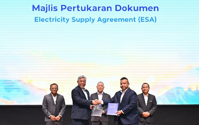 TNB, Air Selangor sign agreements to strengthen critical infrastructure The ESA and CESA agreements were exchanged by TNB President/Chief Executive Officer,Datuk Ir. Ts. Shamsul Ahmad (front, left), and Air Selangor Chief Executive Officer, AdamSaffian Ghazali (front, right), during a ceremony held in Kuala Lumpur. Present to witness theceremony were Deputy Prime Minister and Minister of Energy Transition and WaterTransformation, Datuk Amar Fadillah Yusof (centre), Selangor Menteri Besar, Dato’ SeriAmirudin Shari (left), who is also Air Selangor Chairman, and Selangor State Secretary, Dato’Dr. Ahmad Fadzli Ahmad Tajuddin (right). — Picture courtesy of TNB/Air Selangor