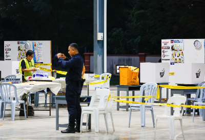 Negeri Sembilan election begins: 401 polling centres open for 859,760 voters The Election Commission (EC) is targeting a voter turnout of between 72 and 75 per cent, with initial results expected as early as 10 pm and the full results before midnight. — Bernama pic