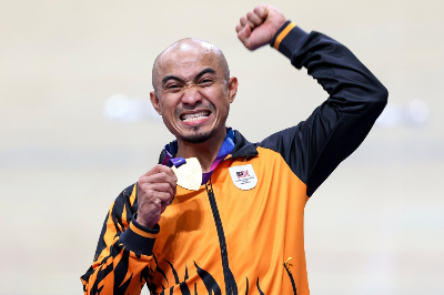 Track cycling star Azizulhasni claims maiden Commonwealth Games gold, Malaysia’s seventh in Glasgow National men’s cycling star Datuk Mohd Azizulhasni Awang with the gold medal he won in the men’s keirin event at the Glasgow 2026 Commonwealth Games at the Sir Chris Hoy Velodrome in Glasgow August 1, 2026. — Bernama pic