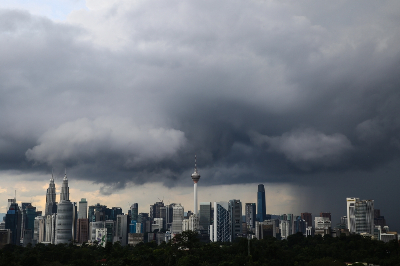 Hot mornings, rainy afternoons: Why Malaysia keeps getting thunderstorms despite the dry season Frequent afternoon rain has continued in parts of Malaysia despite the Southwest Monsoon. — Picture by Yusof Mat Isa