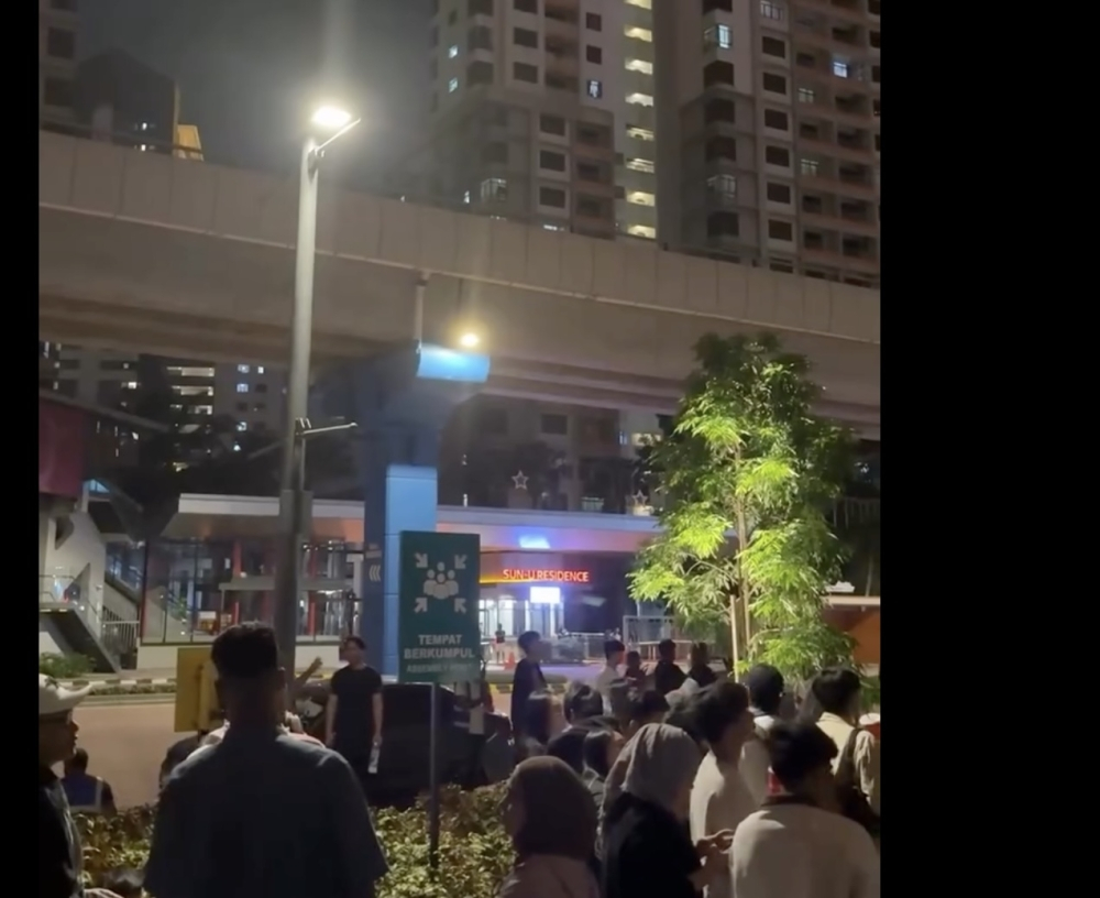 Fire breaks out at Sunway Square Mall, blaze contained before firefighters arrive
(VIDEO) Bystanders after evacuating the Sunway Square Mall due to a fire. — Threads video screenshot