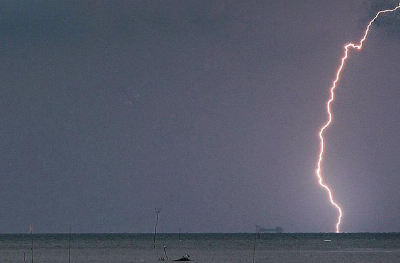 Protect yourself from lightning: MetMalaysia debunks dangerous thunderstorm myths Lightning can occur even during light drizzle or strike up to 16 kilometres away from the centre of a thunderstorm. — Bernama pic