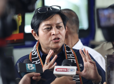 Azalina says FOI, Admiralty Bills review to involve wide range of stakeholders Minister in the Prime Minister’s Department (Law and Institutional Reform), Datuk Seri Azalina Othman Said said the committees would examine various aspects and the scope of the proposed legislation through a series of meetings beginning yesterday. — Bernama pic