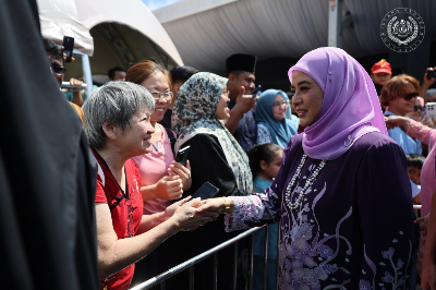 Queen Raja Zarith Sofiah seeks to create family bonding opportunities for B40 community Queen Raja Zarith Sofiah shares handshakes and smiles with the crowd at the Johor palace Aidilfitri open house. — File picture via Facebook/Sultan Ibrahim Sultan Iskandar
