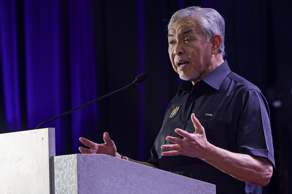 Zahid claims ministry officers ‘pressured’ over attending BN-linked events during state polls Zahid, who is also Rural and Regional Development Minister, claimed the purported pressure came in the form of officers being questioned over their presence at the events, which he said was likely framed as civil servants participating in political activities. — Bernama pic