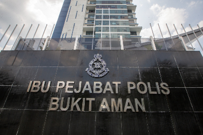 If police stop you in Malaysia, here's what you should know Police should generally give you a reasonable opportunity to speak to your lawyer, although there are limited circumstances where they may delay this if immediate questioning is necessary for the investigation. — Picture by Raymond Manuel