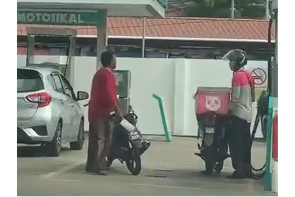 ‘Taking too long’: Man arrested after allegedly brandishing meat cleaver at delivery rider at Terengganu petrol station Police arrested a 55-year-old man for allegedly brandishing a meat cleaver at a p-hailing worker at a petrol station in Kuala Terengganu, district police chief Assistant Commissioner Azli Mohd Noor said. — Picture via Facebook/Kulim Media Tv
