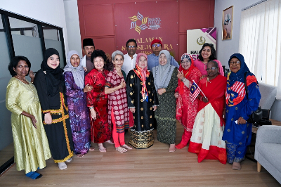 Decades on, Merdeka spirit still burns bright among older Malaysians Older Malaysians from various ethnic backgrounds taking part in a group photo at Halaman Suri Sejahtera Negeri Perak in Taman Lapangan Terbang recently. For them, the community centre is not merely a place to spend their leisure time, but also a ‘second home’ where they can stay active, build friendships with people from different backgrounds and ethnic groups, and enjoy life after retirement. — Bernama pic
