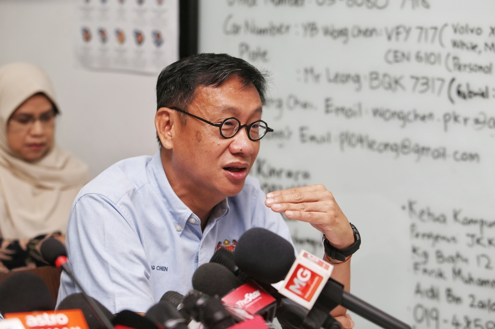 Dewan Rakyat Speaker confirms Wong Chen’s resignation as Subang MP, says EC notified of vacancy Wong Chen on August 5 said that he had met up with Dewan Rakyat Speaker Tan Sri Johari Abdul to hand over his resignation letter, allowing parliamentary officers three working days to prepare for the vacancy. — Picture by Choo Choy May