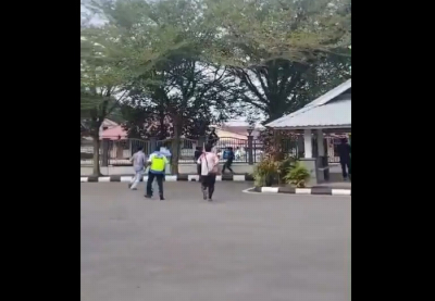 Two accused flee Kulim court, one slides down pillar to escape police Kulim police chief Supt Syamsul Sinring said one of them immediately fled within the court compound and slid down a pillar from the first floor, while the other re-entered the building before escaping through the rear route. — Screengrab from social media