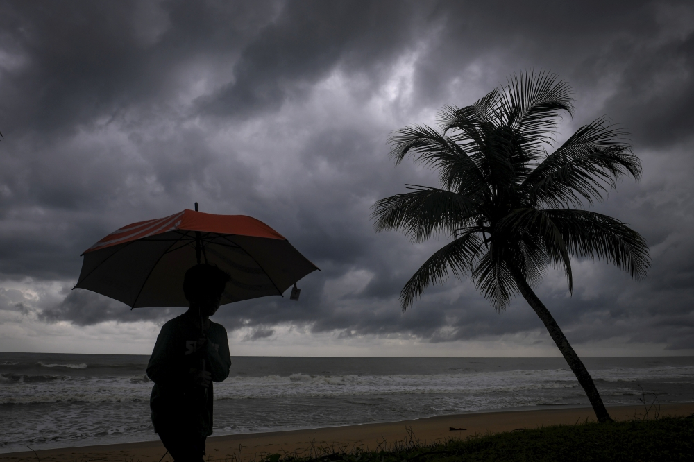 Thunderstorms, heavy rain ahead tonight for Selangor, Perak, Johor and four other states, MetMalaysia warns MetMalaysia has issued a thunderstorm, heavy rain and strong winds warning covering parts of Perak, Johor, Selangor, Negeri Sembilan and Melaka, as well as the whole of Terengganu and Pahang. — Bernama pic