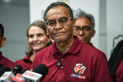 Health minister warns contractors: Show progress or risk losing MOH projects Health Minister Datuk Seri Dzulkefly Ahmad said in a Facebook post today that such action is necessary to ensure planned projects are completed according to requirements so that the public can enjoy the benefits promptly, while also preventing the waste of public funds. — Bernama pic