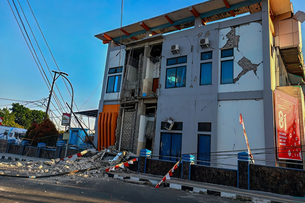 Massive 7.7 quake rocks Indonesia’s East Nusa Tenggara, triggers tsunami warning A damaged building stands following a 7.0-magnitude earthquake in Ruteng, Manggarai, East Nusa Tenggara. — AFP pic