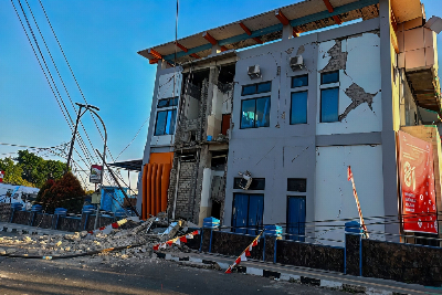 Massive 7.7 quake rocks Indonesia’s East Nusa Tenggara, triggers tsunami warning A damaged building stands following a 7.0-magnitude earthquake in Ruteng, Manggarai, East Nusa Tenggara. — AFP pic