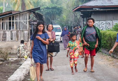 Indonesia urges immediate mass self-evacuation after 7.7-magnitude Flores quake Villagers flee their homes to seek safety following an earthquake in Talibura Village, Sikka, East Nusa Tenggara on August 15, 2026. — AFP pic
