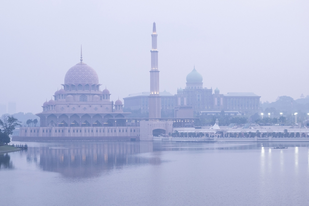 Three towns choke on unhealthy API, Serian tops list as haze blankets Malaysia The Putra Mosque (left) and the Prime Minister’s Office shrouded in haze in Putrajaya, August 14, 2026. — AFP pic