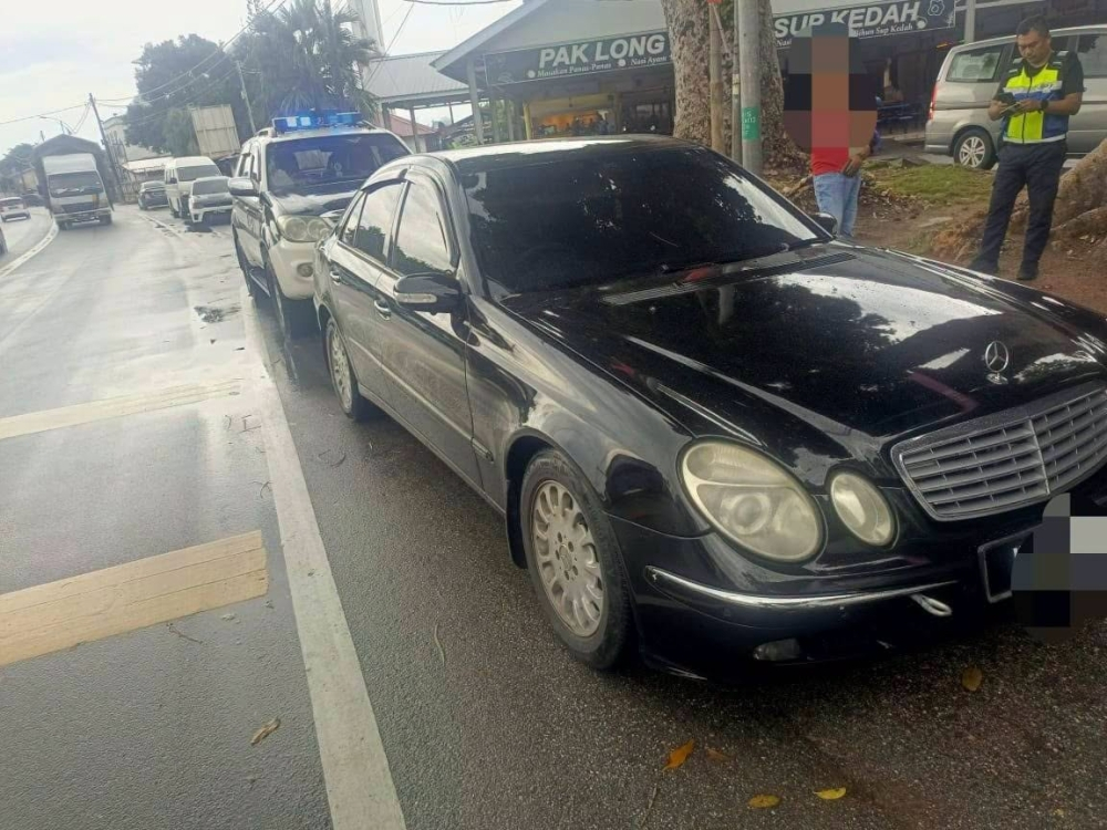 No licence, no insurance, so no Mercedes: Langkawi JPJ seizes Bangladeshi farmer’s luxury ride A 38-year-old Bangladeshi who works as a farmer in Langkawi lost his Mercedes-Benz after JPJ caught him driving it around Jalan Padang Matsirat on August 16, 2026 without a valid driver’s licence, an expired road tax, and no insurance.