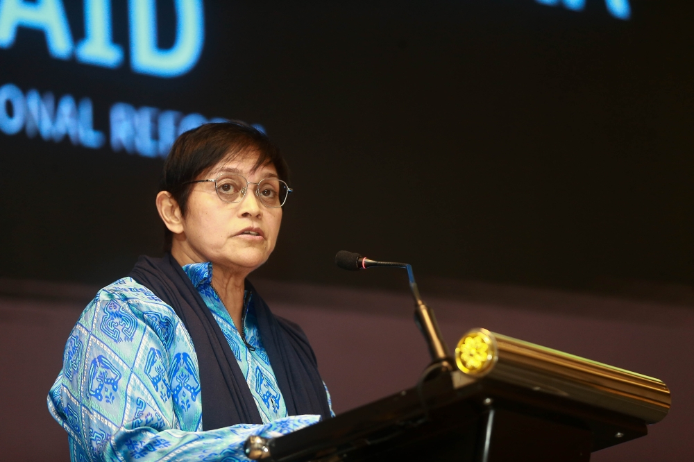 ‘Who wants power forever?’: Azalina confirms PM term limit bill retabled in October The bill to cap the prime minister’s tenure to a maximum of 10 years will be retabled during the next Parliament sitting in October, Minister in the Prime Minister’s Department (Law and Institutional Reform) Datuk Seri Azalina Othman Said confirmed today. — Picture by Sayuti Zainudin
