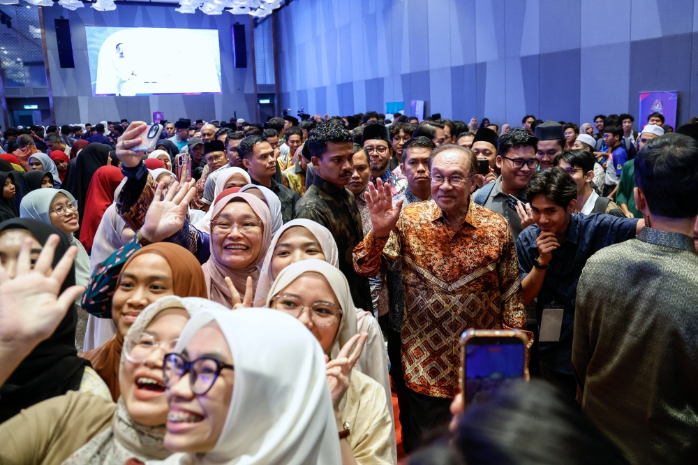 Anwar: Major announcements coming on Aug 30, Sept 16 and during Budget tabling Perdana Menteri Datuk Seri Anwar Ibrahim greets students at the Temu Anwar session and the Himpunan Anak Muda Antarabangsa 2026 event in Klang August 20, 2026. — Bernama pic