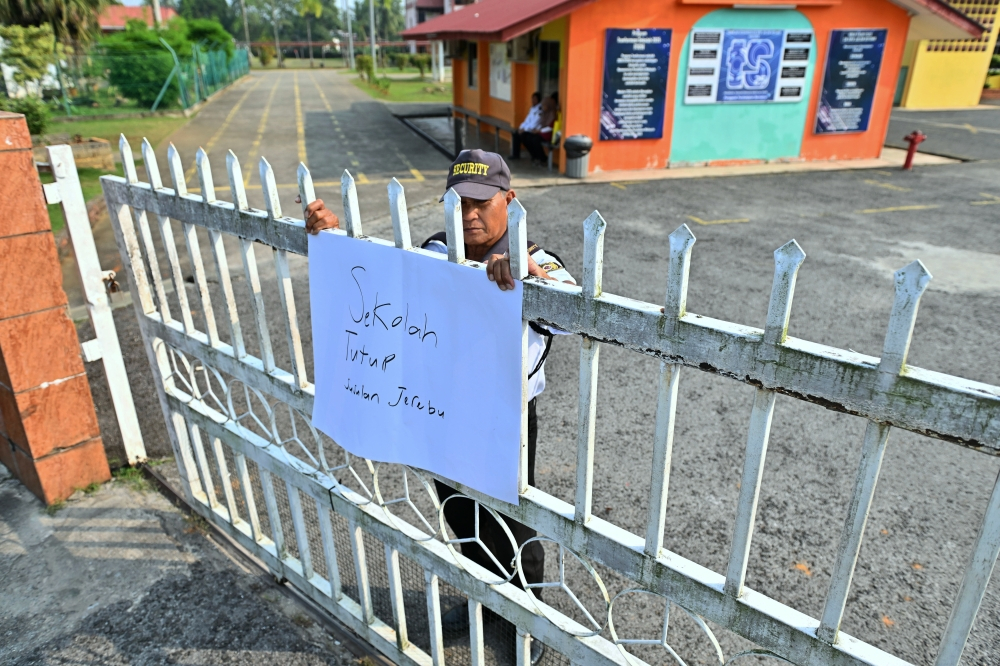 Serian API drops to 190 as Sarawak air quality improves slightly SK RPR Jalan Astana Kuching security guard Julaihi Madon, 63, puts up a school closure notice due to haze in Kuching on August 21, 2026. — Bernama pic
