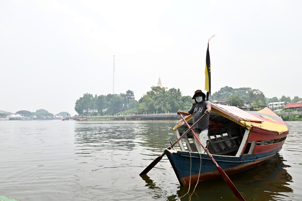Haze watch: Sungai Petani, Johan Setia worsen as five more areas in Malaysia edge towards unhealthy levels A boatman wears a face mask as haze shrouds Kuching, where the API reached 180 at noon on August 23, 2026. — Bernama pic