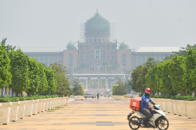 Putrajaya, six states across Malaysia at risk of worsening haze through Aug 31, MetMalaysia says File picture of the Prime Minister’s Office (PMO) in Putrajaya shrouded in haze, October 3, 2023. Several areas across Malaysia remain at risk of hazy conditions and reduced visibility from August 27 to 31, according to weather forecast models monitored by MetMalaysia. — Picture by Miera Zulyana