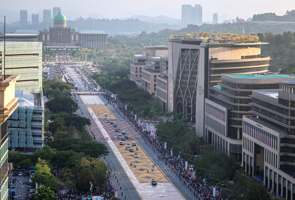 PM Anwar joins Cabinet and thousands at Dataran Putrajaya for Malaysia’s 69th National Day parade Prime Minister Datuk Seri Anwar Ibrahim and members of the Cabinet today joined thousands of Malaysians in celebrating the 69th National Day at Dataran Putrajaya, here. — Bernama pic